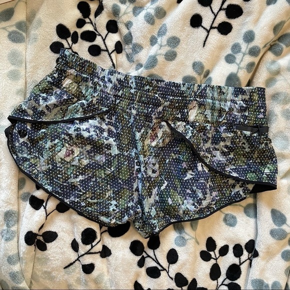 Lululemon Water: Surf Short Floral Sport White Multi / Black Reversible 8 - Picture 5 of 7